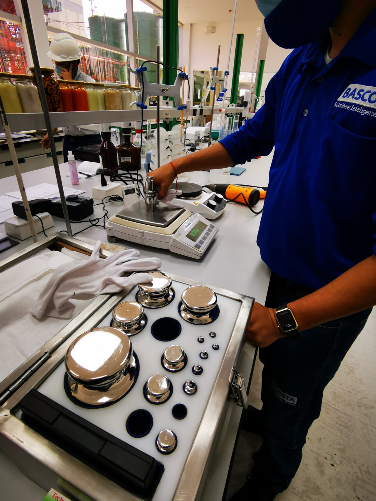 Persona pesando en una balanza de Bascosta